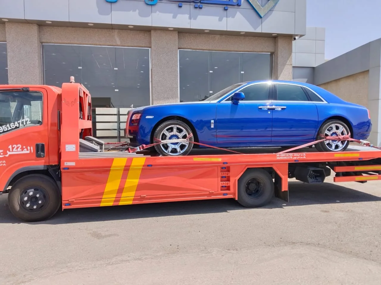 سطحة هيدروليك تنقل رولز رويس غوست زرقاء في الدمام